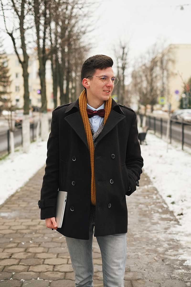 young-hipster-man-with-laptop-hand-with-urban-look-city